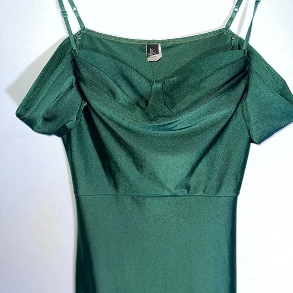 Elegant Green Off-Shoulder Dress - Picture 6 of 7
